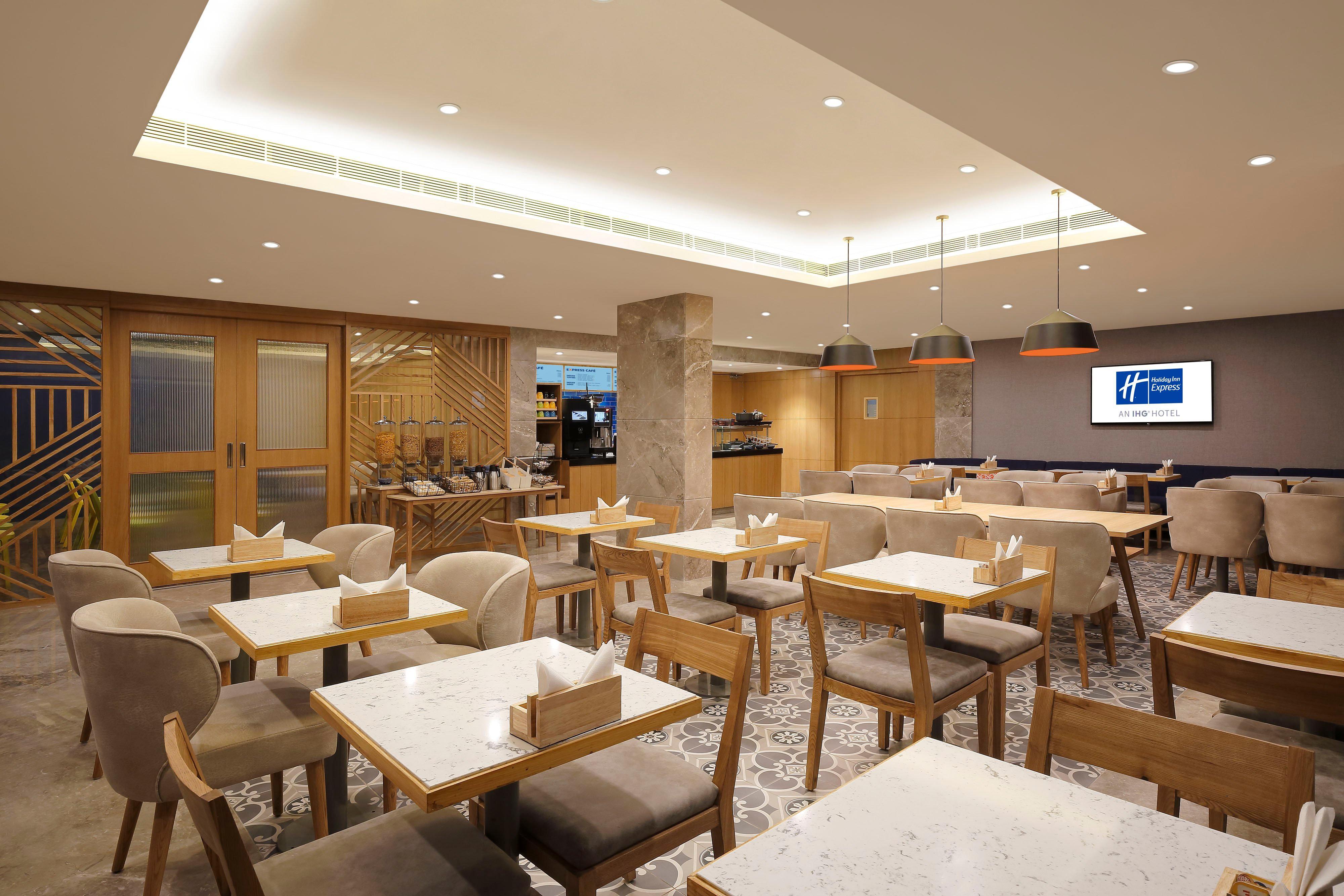 Holiday Inn Express Ahmedabad Prahlad Nagar By Ihg Exterior foto