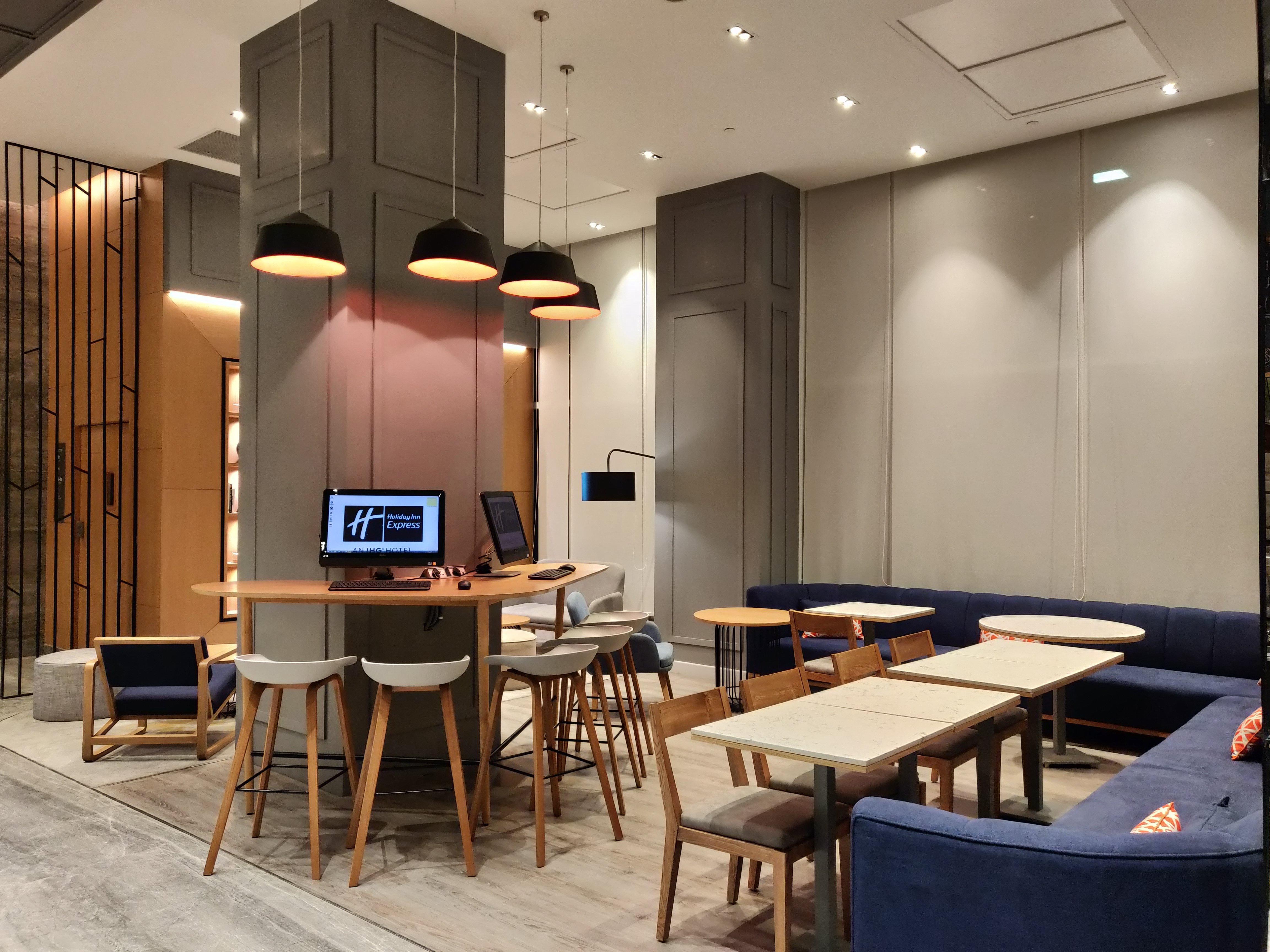 Holiday Inn Express Ahmedabad Prahlad Nagar By Ihg Exterior foto