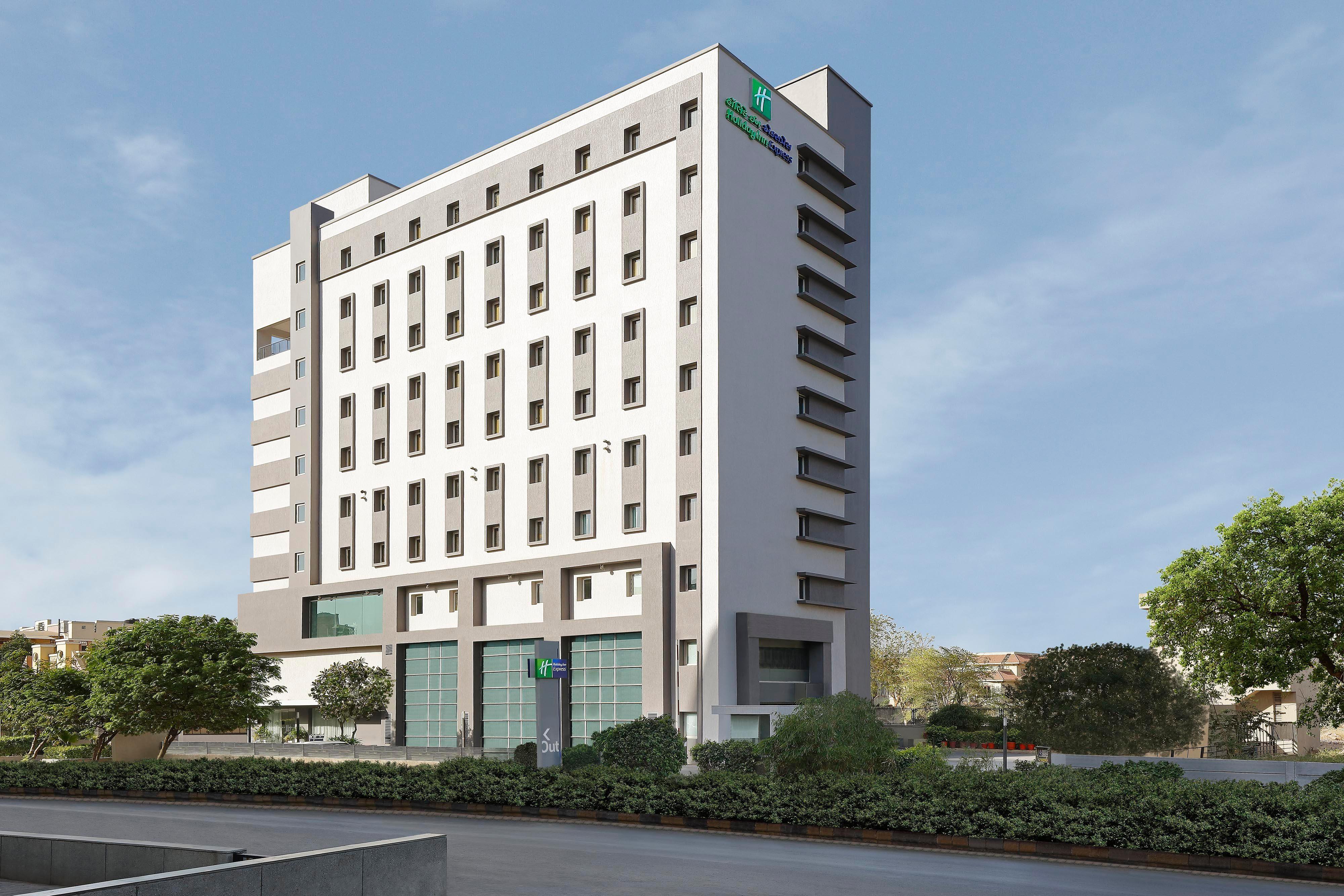 Holiday Inn Express Ahmedabad Prahlad Nagar By Ihg Exterior foto